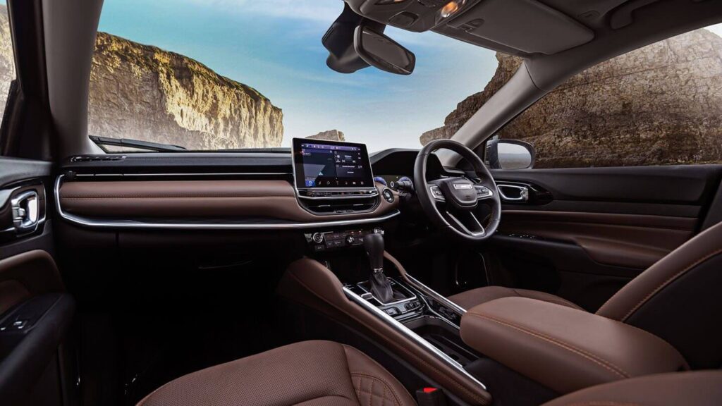 ジープ アベンジャーの後部座席の特徴と快適性