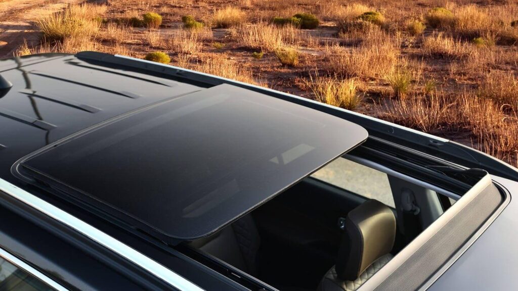 Jeep アベンジャーの充電時間は? 充電方式ごとの比較